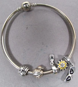 PANDORA STERLINGSILBER ARMREIF ARMBAND MIT 5 CHARMS Flip-Flop, Sonnenbrille, Sonne + - Bild 1 von 3