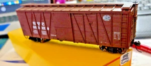KIT ACCURAIL COSTRUITO 40' LEGNO, ESTERNO OTTONE, BOX AUTO, NYC - Foto 1 di 2