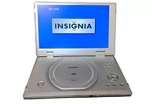 Insignia Lettore DVD portatile 10,2" Widescreen ricaricabile con telecomando - Foto 1 di 17