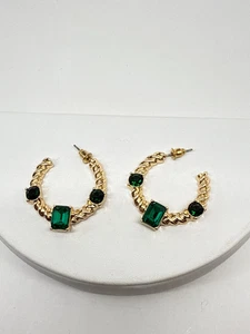 Pendientes aros de pedrería verde aspecto retorcido tono dorado perforados sin firmar - Imagen 1 de 4