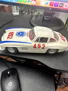 Burago 3015 - Mercedes-Benz 300SL 1954 Rally #452 White 1:18 - Picture 1 of 5