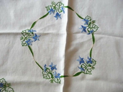 Linge ancien Napperon Centre de table  métis blanc brodé de violettes - Photo 1/4