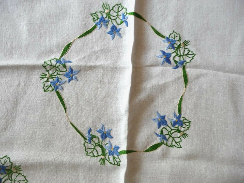 Linge ancien Napperon Centre de table  métis blanc brodé de violettes - Photo 1/4