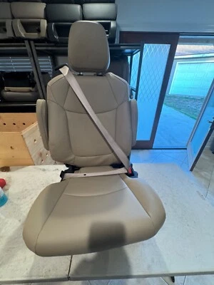 Toyota Sienna 2021-2024 cuero beige claro segunda fila asiento 7 pasajeros derecho Foto 1 de 4