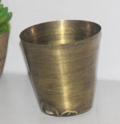 Vaso de vaso antiguo de latón original antiguo hecho a mano grabado floral Foto 1 de 4