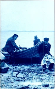 RPPC Cianotipo Barco de Pesca en Costa en Costa Tres Hombres Rotógrafo - Imagen 1 de 2