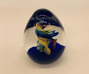 Pisapapeles de vidrio artístico vintage en forma de huevo con diseño de giro sin marcar - Imagen 1 de 6