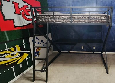 Cama tipo loft Powell de metal negro con escritorio - Usada - Excelente estado Foto 1 de 4