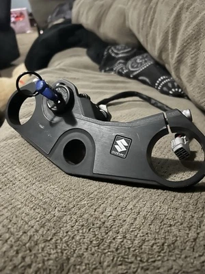 2006-2007  Suzuki GSXR 600 750 OEM UPPER TRIPLE TREE CLAMP Ignition Key #129 - Image 1 of 4