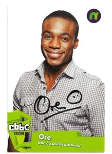 Ore Oduba. TV Presenter. Signed CBBC Newsround Cast Card. - Bild 1 von 2