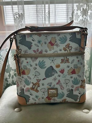 Bandolera muy rara Disney Dooney & Bourke Winnie the Pooh and Friends Foto 1 de 4