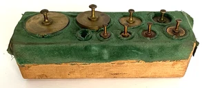 Vintage Messing Gewichte Waage Kalibriergewicht 8er Set (100 gr-2gm) mit Ständer - Bild 1 von 22