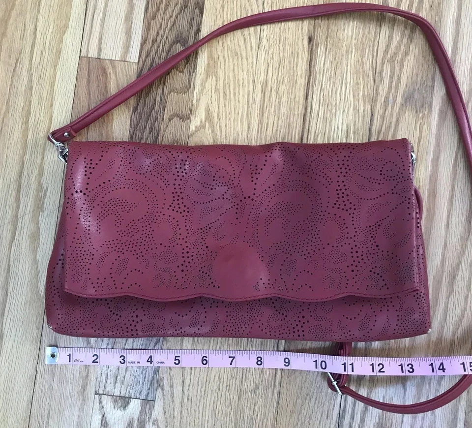 Bolsa tote BUCO vermelha escura floral couro vegano clutch recortada em excelente estado usado - Imagem 1 de 4