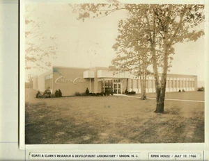Fotografia lucida di Coats & Clark's Research & Development Lab Union, NJ 1966 - Foto 1 di 1