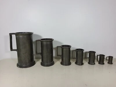 Serie de sept mesures anciennes en étain nombreux poinçons - Photo 1/4