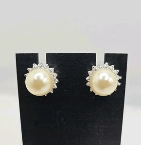 Orecchini classici vintage tono argento finta perla con strass forma fiore - Foto 1 di 10
