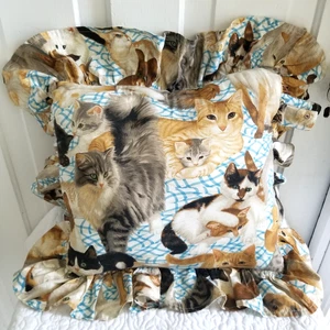 Almohada de gato hecha a mano con estampado de volantes y núcleo de cabaña 15x14 - Imagen 1 de 9