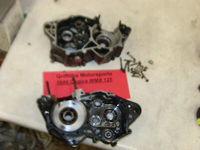 Cagiva WMX 125 1988 fabricante de equipos originales Ahrma WRK juego de cárter de motor a juego R L Foto 1 de 4