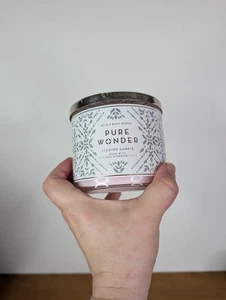 Vela perfumada grande Bath & Body Works Pure Wonder 3 mechas - Imagen 1 de 5