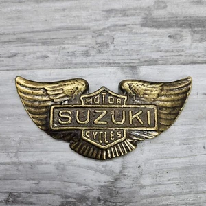 Oldtimer Suzuki Motorräder Gürtelschnalle Briefbeschwerer beschädigt LESEN - Bild 1 von 6