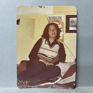 Foto encontrada de colección dormitorio universitario hermosa mujer en cama cansada de los años 70 de estudio - Imagen 1 de 2