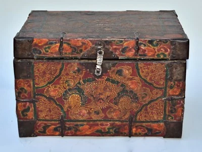 Antiguo baúl tibetano pintado de cuero Foto 1 de 4