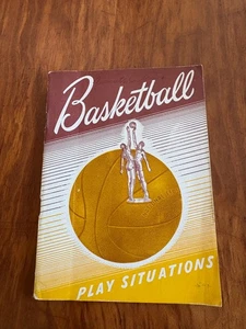 BASKETBALL PLAY SITUATIONS 1945-1946 RULES OF THE GAME BOOKLET VG CONDITION - Imagen 1 de 3