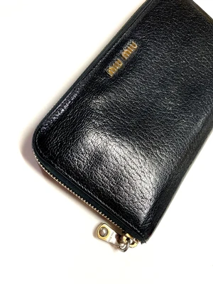 CARTERA LARGA MIU VINTAGE METAL LOGO CREMALLERA ALREDEDOR CUERO EN RELIEVE ITALIA NEGRA Foto 1 de 4