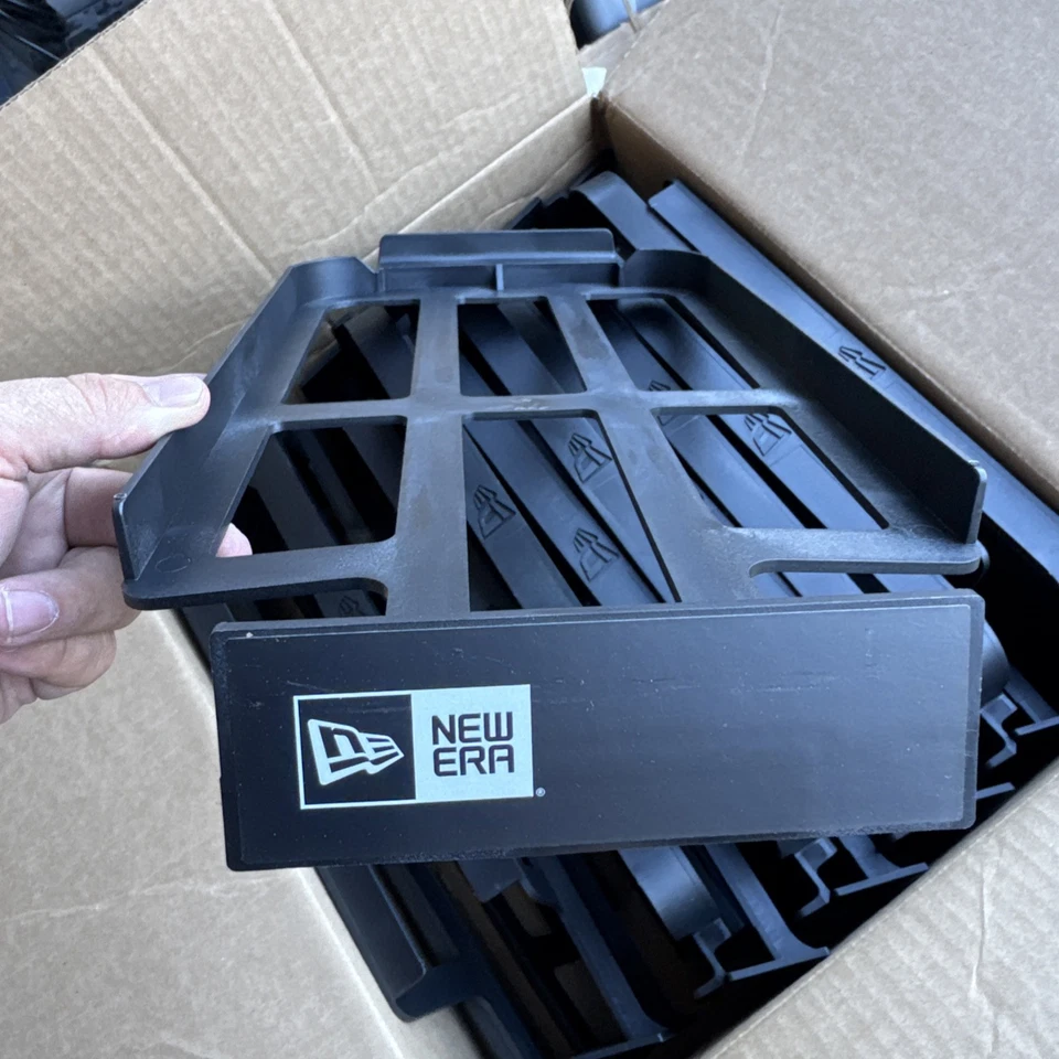 NUEVA ERA LISTONES PARED SOMBRERO BANDEJAS ESTANTE ESTANTE EXHIBICIÓN DORMITORIO MINORISTA EQUIPADO LOTE DE 9 Foto 1 de 4