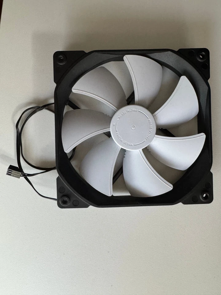 Fractal Design Silent Series R3 120mm Case Fan – Quiet Cooling, 3-Pin Connector​ - Image 1 of 1