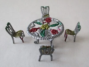 5-teiliges ANTIKES Weichmetall TISCH & STÜHLE Farbe Puppenhaus Miniatur Spielzeug Vintage - Bild 1 von 5