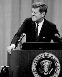Impresión fotográfica 8x10 del presidente John F. Kennedy en conferencia de prensa - Imagen 1 de 1