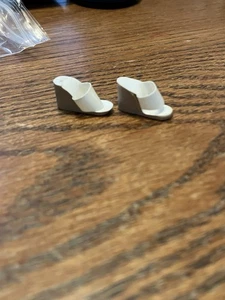 Muñeca Barbie Blanco Cuña Zapatos Tostado Beige Fondo Plástico De Colección Años 70 Mattel Corea - Imagen 1 de 4