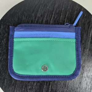 Estuche para tarjetas de identificación pequeña Lululemon (verde/azul) usado, excelente estado - Imagen 1 de 6
