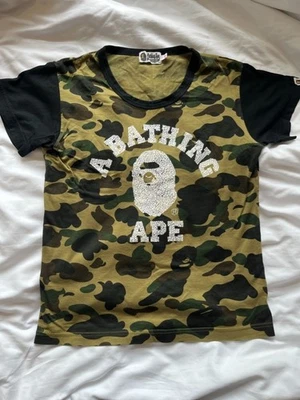 Camiseta BAPE A Bathing Ape para mujer pequeña primera camuflaje deletreada vintage talla XS Foto 1 de 4