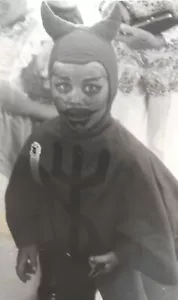 Costume forcone diavolo ragazzo carino Halloween vintage foto dolcetto o scherzetto anni 70-80 - Foto 1 di 3