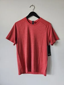 Neu mit Etikett LULULEMON DKRD/PLBR himbeerrot Metal Vent Tech SS 2.0 Herrenhemd Medium - Bild 1 von 8