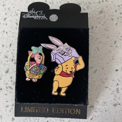 CONJUNTO DE 2 PINOS cesta de ovos coelho Disneyland Easter edição limitada 2001 POOH & LEITÃO NOVO NA CAIXA - Imagem 1 de 4