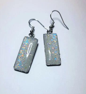 Pendientes rectangulares de resina brillante de ópalo blanco (similares) - Hechos con resina y mica Foto 1 de 4