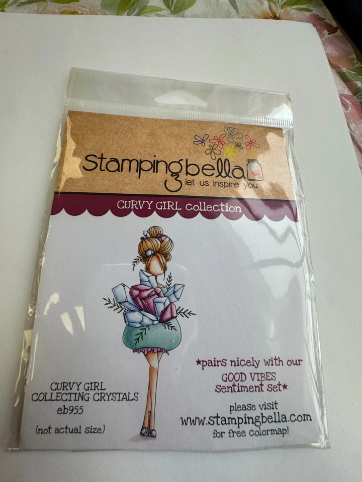 Estampado Bella Sello Montado "Curvy Girl Coleccionando Cristales" Foto 1 de 2