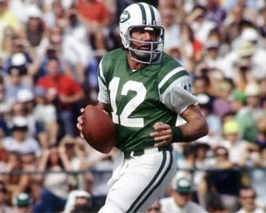 Foto de fútbol americano NFL 8x10 de Joe Namath buscando un pase de los New York Jets - Imagen 1 de 1