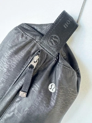 Bolso de transporte Lululemon negro con correa para el hombro con cremallera para esterilla de yoga Foto 1 de 4