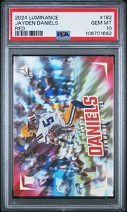 💥FIRE!💥24 Panini Luminance JAYDEN DANIELS Red SSP /25 Rookie RC POP 1 PSA 10💥 - Picture 1 of 4