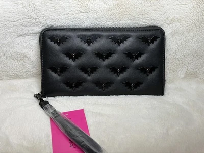 Cartera de muñeca Betsey Johnson negra con tachuelas de murciélago y cremallera alrededor Foto 1 de 4