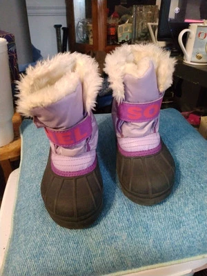 Botas de nieve aisladas Sorel para niños pequeños talla 10 estilo NV1805-501 Foto 1 de 4