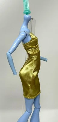 Monster High Invierno Howliday Cleo de Nile Muñeca Conjunto Satinado Dorado Mini Vestido Foto 1 de 4