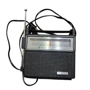 Radio AM FM a stato solido GE General Electric alimentazione bidirezionale 7-2810H testata vintage - Foto 1 di 14
