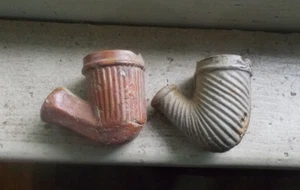 2 PIBOS DE CODO DE ARCILLA TEMPRANA EXCAVADOS EN POZO DE BASURA DE LA DÉCADA DE 1870 TUBOS DE CERÁMICA HECHOS EN Estados Unidos - Imagen 1 de 5
