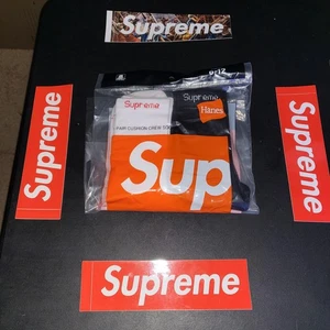 BESONDERES MEHRFARBIGES PAKET BRANDNEU SUPREME SCHWARZ-WEISSE SOCKEN DOPPELPACK - Bild 1 von 2