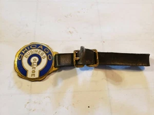 Vintage Chicago Business College Uhrenanhänger mit schwarzem Lederarmband emaillierte Intarsien - Bild 1 von 4